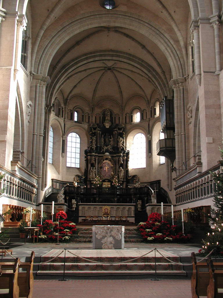 Blick-zum-Altar-Trierer-Dom.JPG